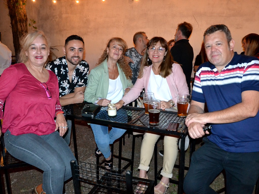 De Izquierda a derecha Claudia Acar de Mistral, Maxi Castillo de Marea, Mabel Chomer de Regalería Panda, Mónica Castillo y Pablo Gregorutti de Veo Veo.  